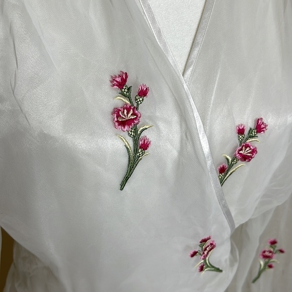 Victoria's Secret Vintage Gold Label White Embroidered Wrap Satin Robe Size M/L - Picture 4 of 10